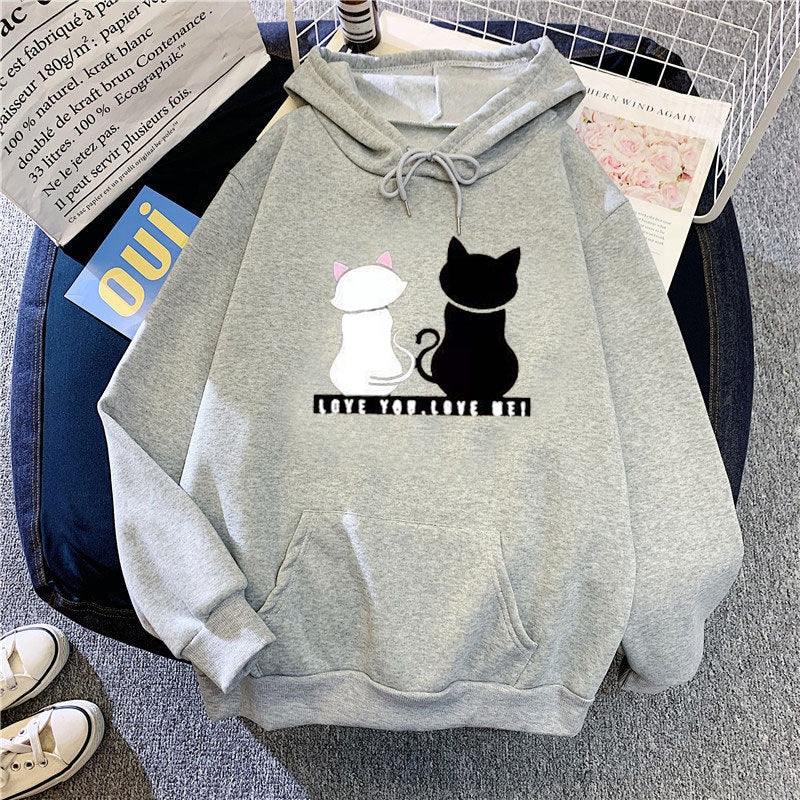 Kvinnohoodie med söt kattdesign och avslappnad passform Mirla-Eva Jonsson