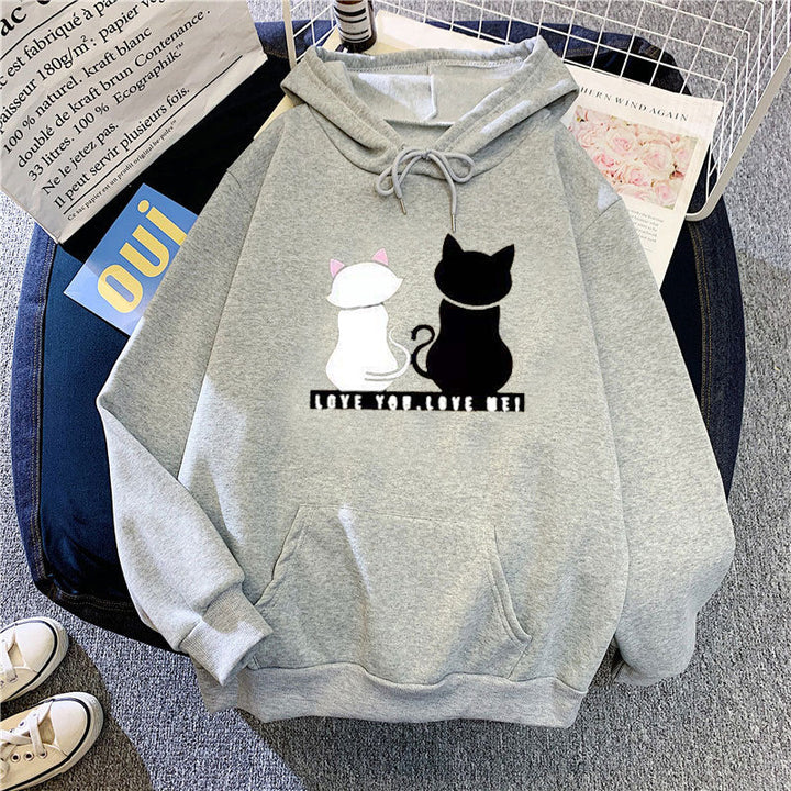 Kvinnohoodie med söt kattdesign och avslappnad passform Mirla-Eva Jonsson
