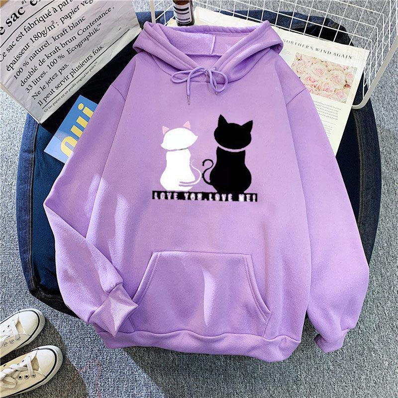Kvinnohoodie med söt kattdesign och avslappnad passform Mirla-Eva Jonsson