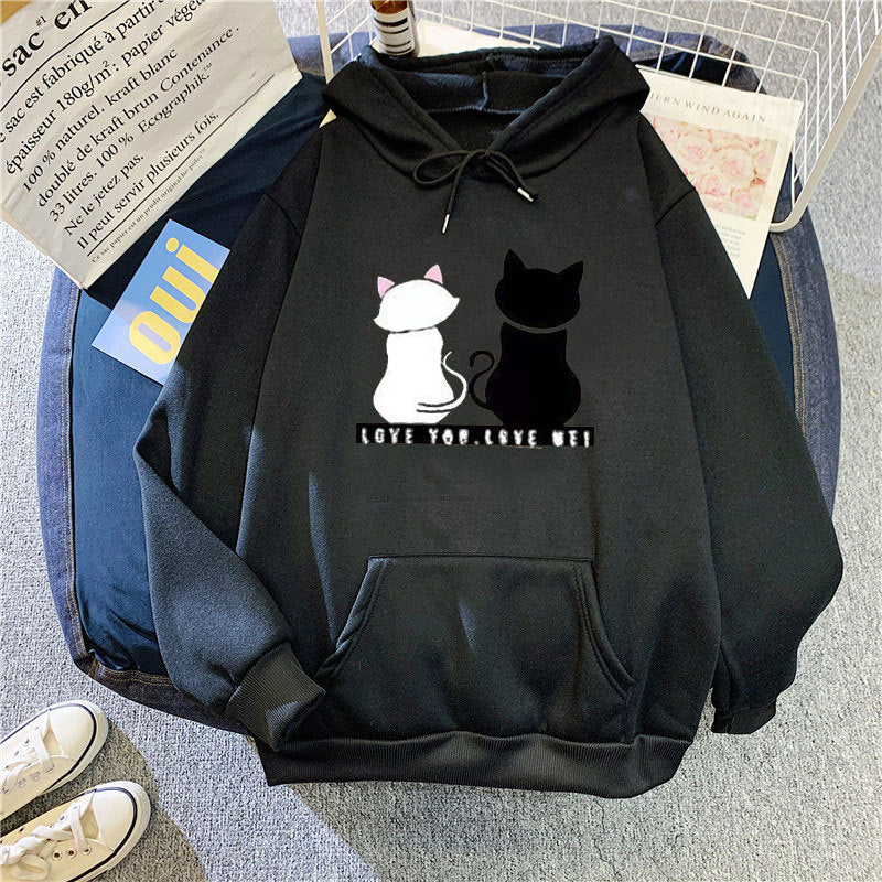 Kvinnohoodie med söt kattdesign och avslappnad passform Mirla-Eva Jonsson