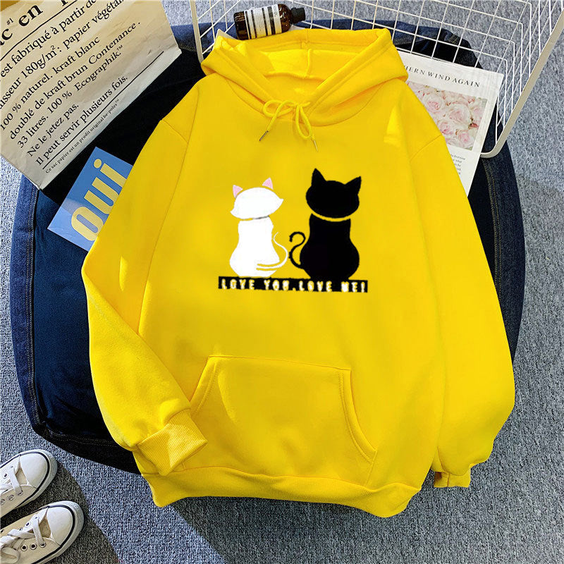 Kvinnohoodie med söt kattdesign och avslappnad passform Mirla-Eva Jonsson