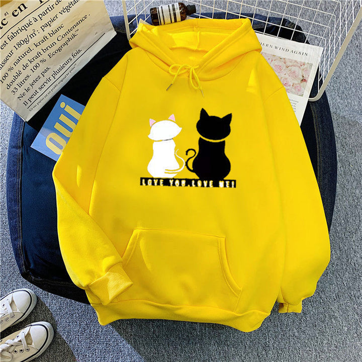 Kvinnohoodie med söt kattdesign och avslappnad passform Mirla-Eva Jonsson