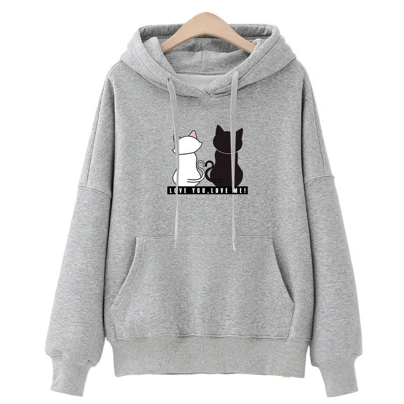 Kvinnohoodie med söt kattdesign och avslappnad passform Mirla-Eva Jonsson