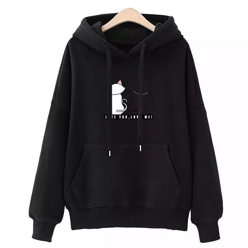 Kvinnohoodie med söt kattdesign och avslappnad passform Mirla-Eva Jonsson