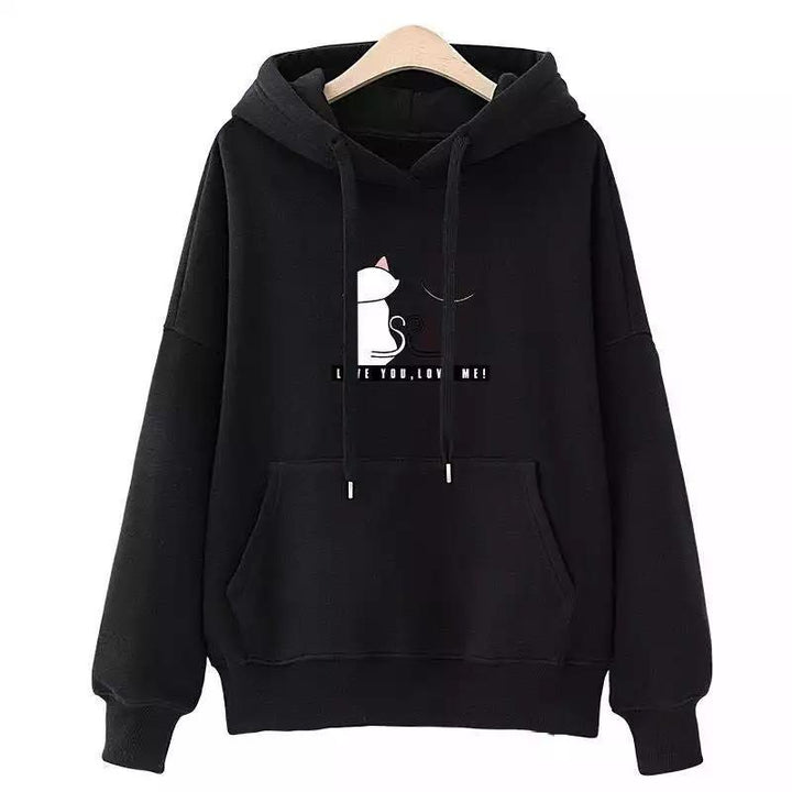 Kvinnohoodie med söt kattdesign och avslappnad passform Mirla-Eva Jonsson