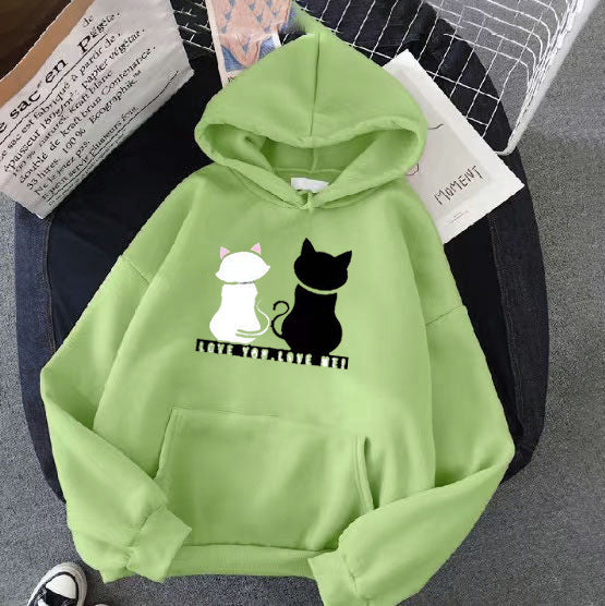 Kvinnohoodie med söt kattdesign och avslappnad passform Mirla-Eva Jonsson