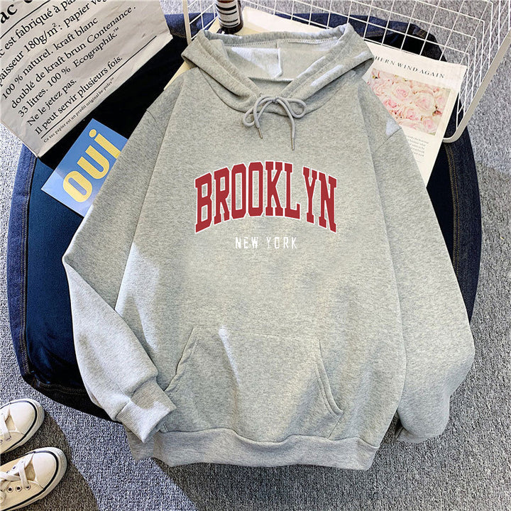 Kvinnohoodie med trendig Brooklyn-tryck Mirla-Eva Jonsson