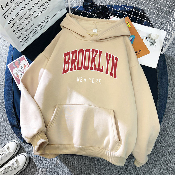 Kvinnohoodie med trendig Brooklyn-tryck Mirla-Eva Jonsson