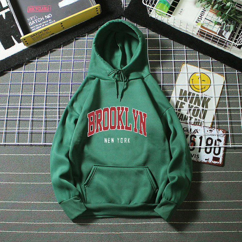 Kvinnohoodie med trendig Brooklyn-tryck Mirla-Eva Jonsson