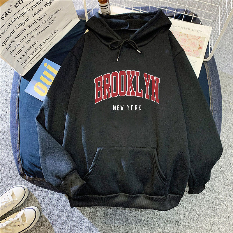 Kvinnohoodie med trendig Brooklyn-tryck Mirla-Eva Jonsson