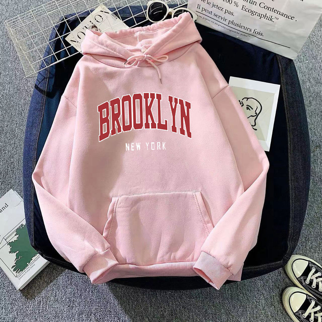 Kvinnohoodie med trendig Brooklyn-tryck Mirla-Eva Jonsson