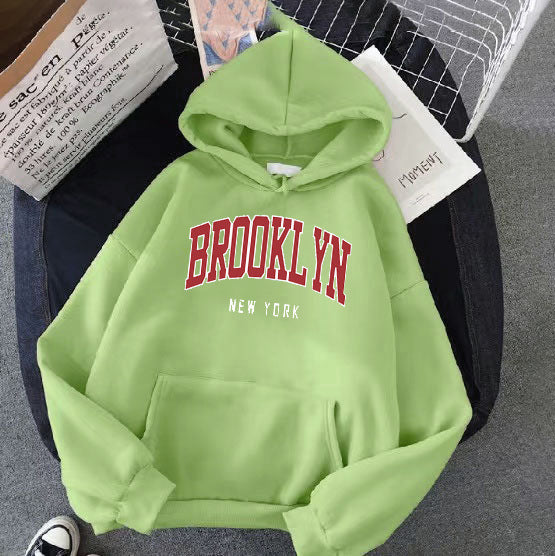Kvinnohoodie med trendig Brooklyn-tryck Mirla-Eva Jonsson