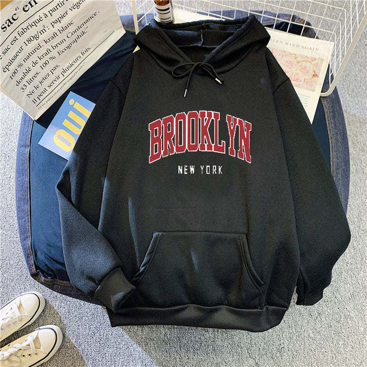 Kvinnohoodie med trendig Brooklyn-tryck Mirla-Eva Jonsson