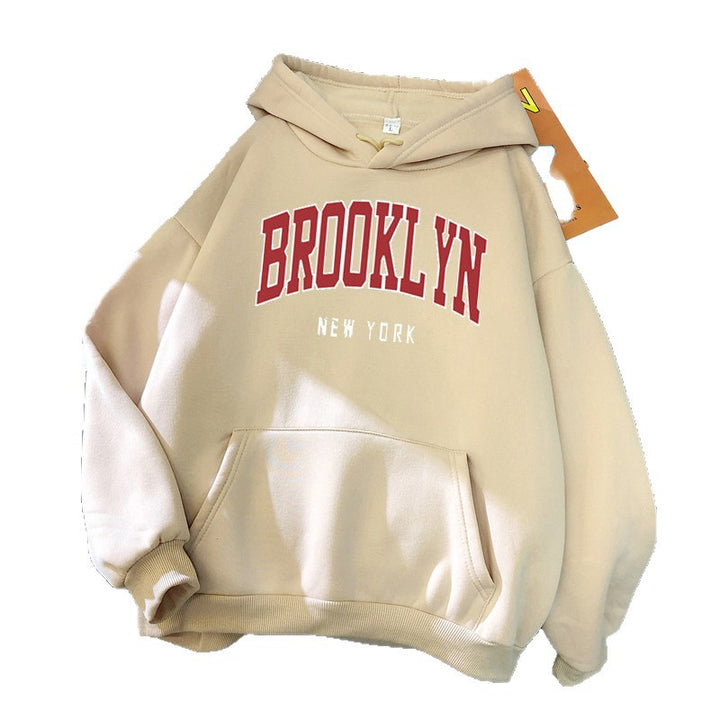 Kvinnohoodie med trendig Brooklyn-tryck Mirla-Eva Jonsson
