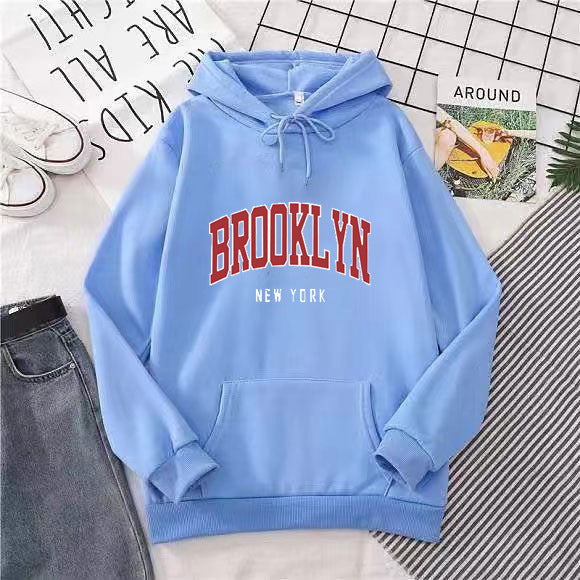 Kvinnohoodie med trendig Brooklyn-tryck Mirla-Eva Jonsson