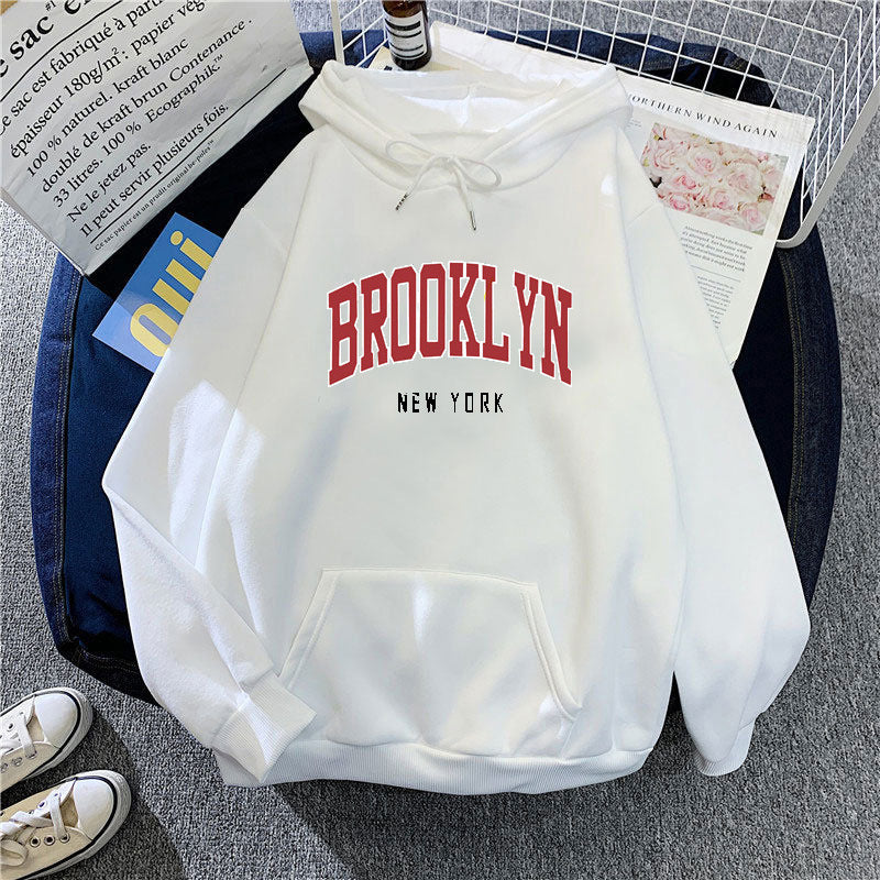 Kvinnohoodie med trendig Brooklyn-tryck Mirla-Eva Jonsson