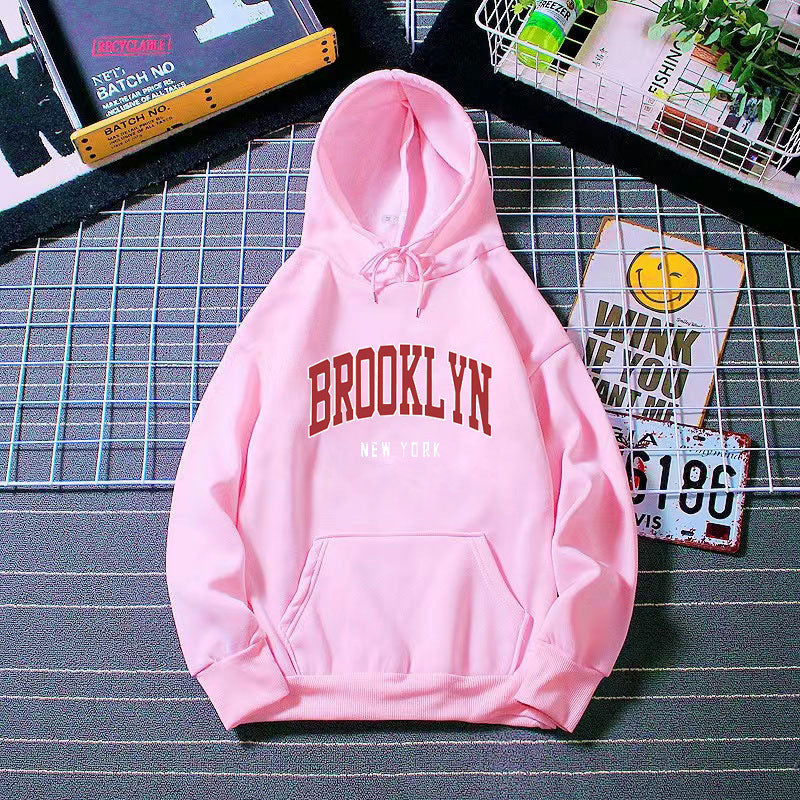 Kvinnohoodie med trendig Brooklyn-tryck Mirla-Eva Jonsson