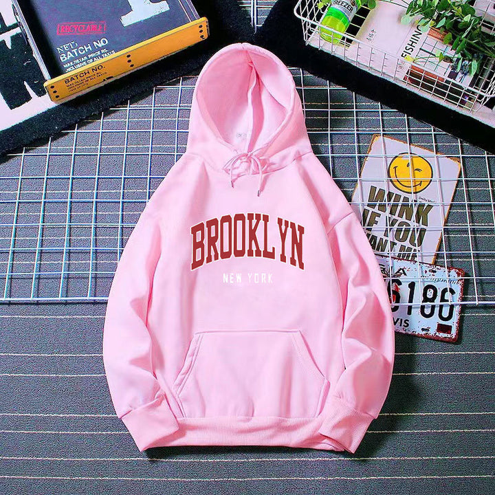 Kvinnohoodie med trendig Brooklyn-tryck Mirla-Eva Jonsson