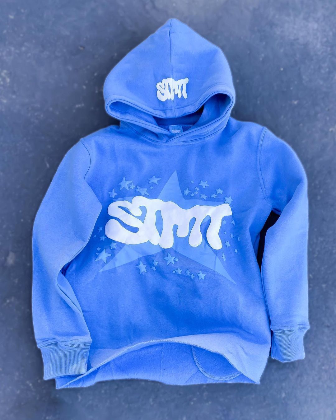 Kvinnohoodie med trendig grafisk design Mirla-Eva Jonsson