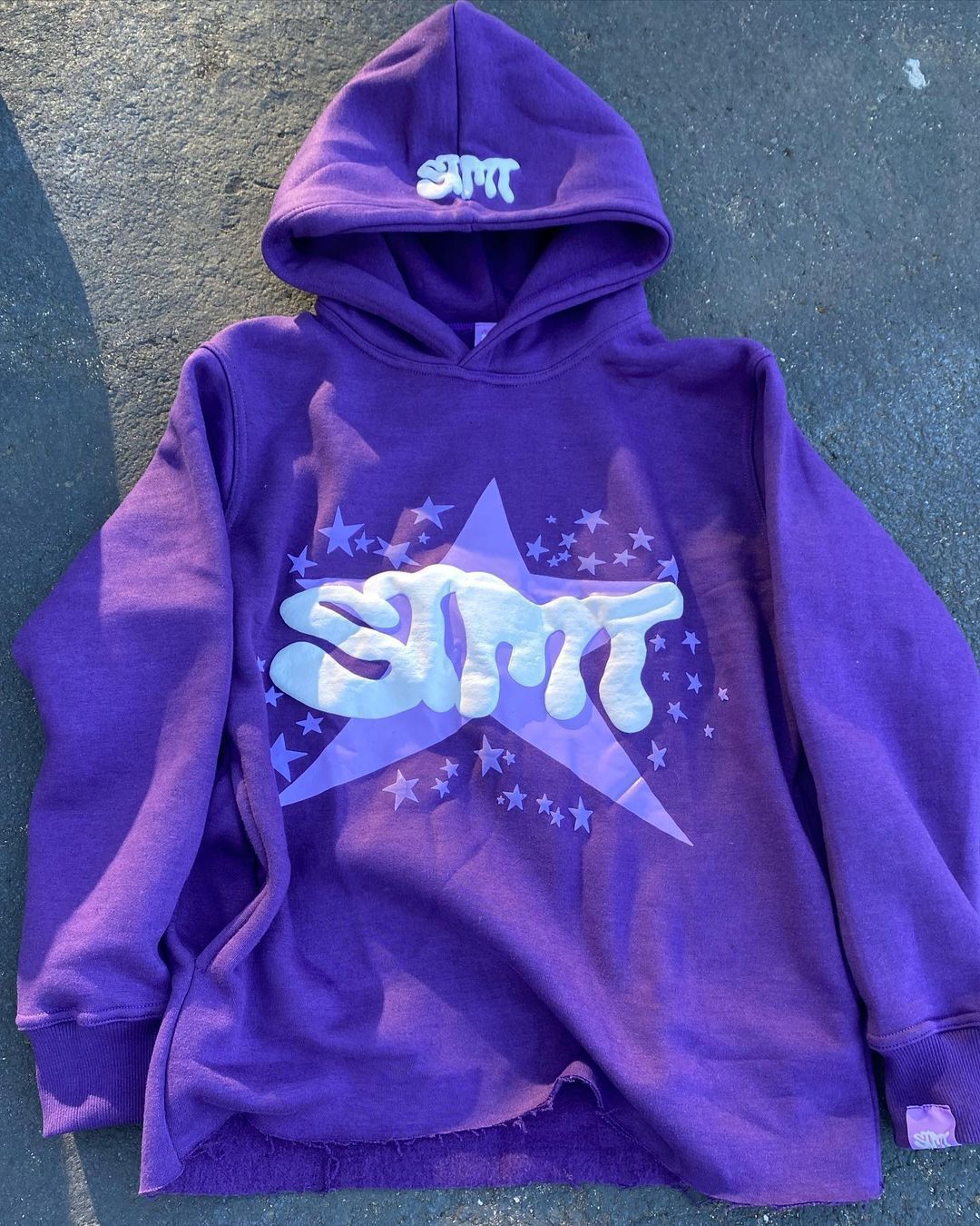 Kvinnohoodie med trendig grafisk design Mirla-Eva Jonsson