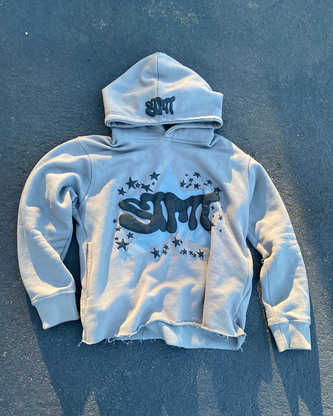 Kvinnohoodie med trendig grafisk design Mirla-Eva Jonsson