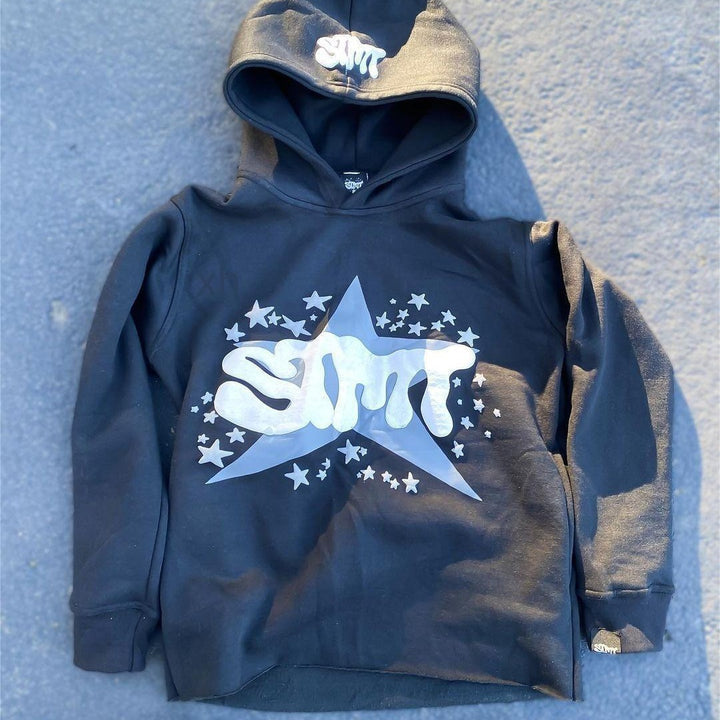 Kvinnohoodie med trendig grafisk design Mirla-Eva Jonsson