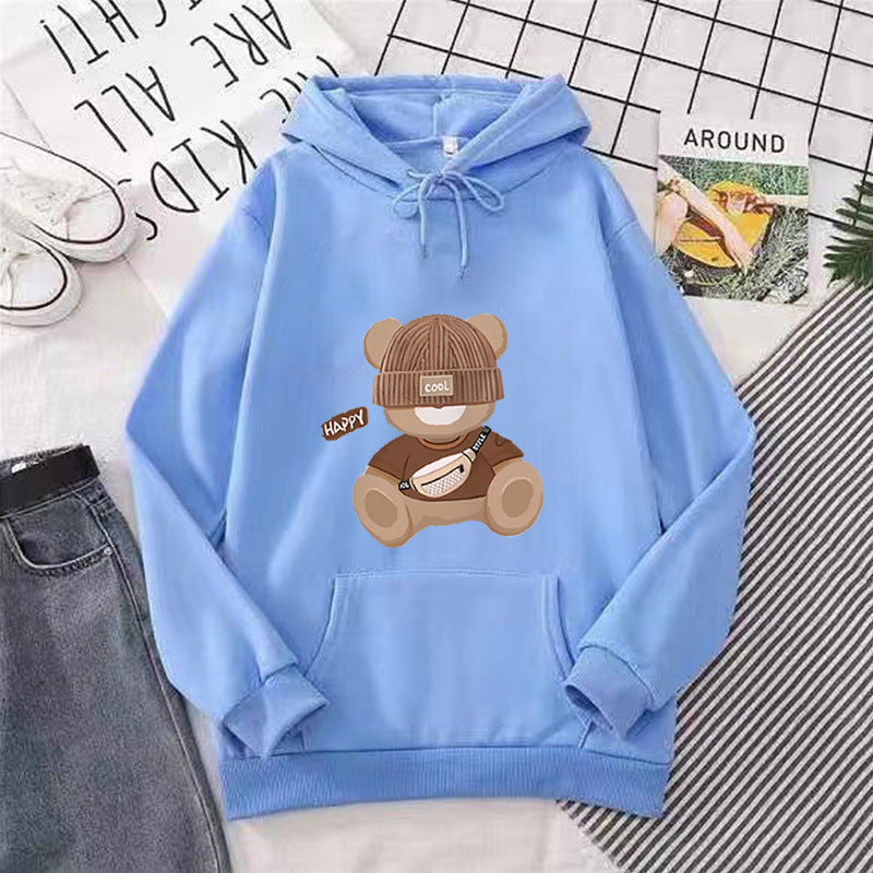 Kvinnohoodie med unikt björnmotiv Mirla-Eva Jonsson