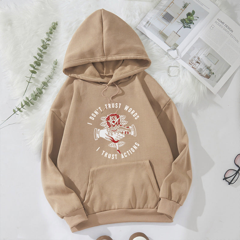 Kvinnohoodie med uttrycksfull design och mysigt inre Mirla-Eva Jonsson