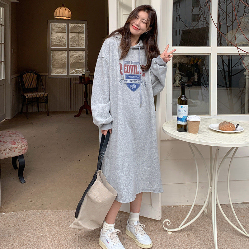 Kvinnohoodiedress med avslappnad skärning och stiligt grafiskt tryck Mirla-Eva Jonsson
