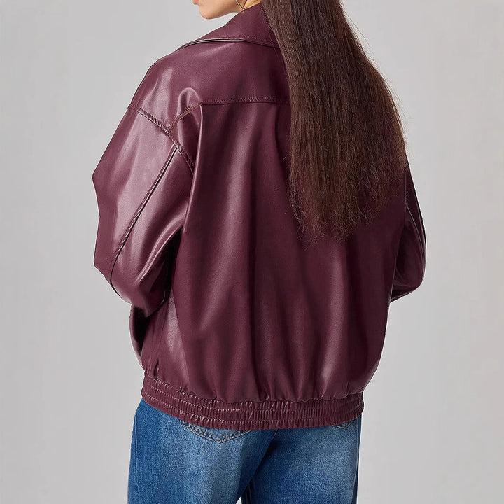Kvinnojacka i faux läder i trendig oversize-stil med smala dragkedjedetaljer Mirla-Eva Jonsson