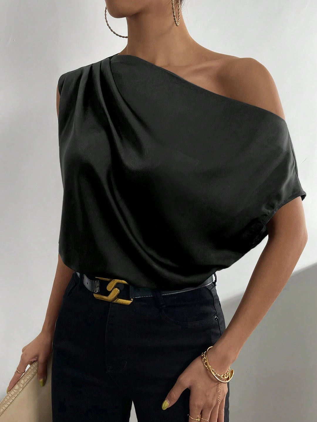 Kvinnor Asymmetrisk Top med Drapering och Elegant Snitt Mirla-Eva Jonsson
