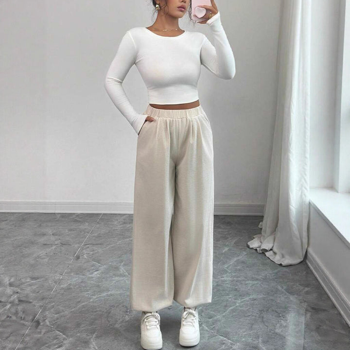 Kvinnor Bekväm Croppad Långärmad Topp med Mjukt Rippdesign och Stilig Fritidsbyxa Mirla-Eva Jonsson