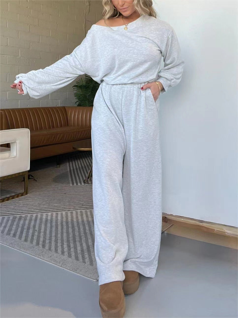 Kvinnor Bekväm Jumpsuit med Bred Skärning Ben och Djup Urringning Mirla-Eva Jonsson