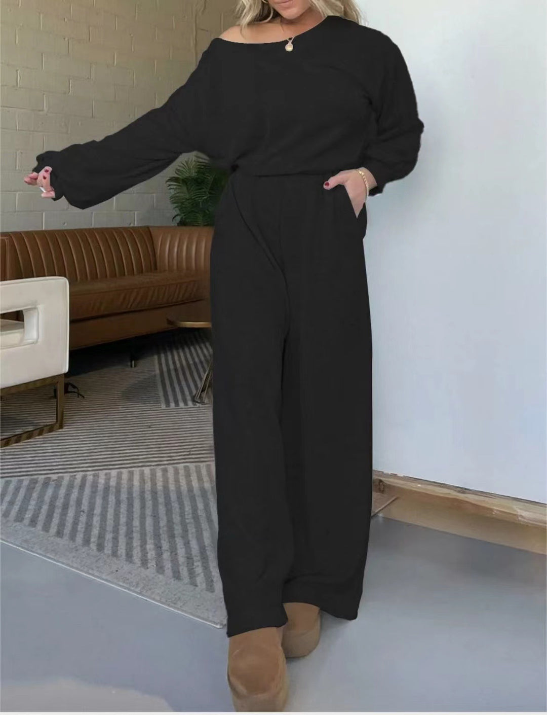 Kvinnor Bekväm Jumpsuit med Bred Skärning Ben och Djup Urringning Mirla-Eva Jonsson