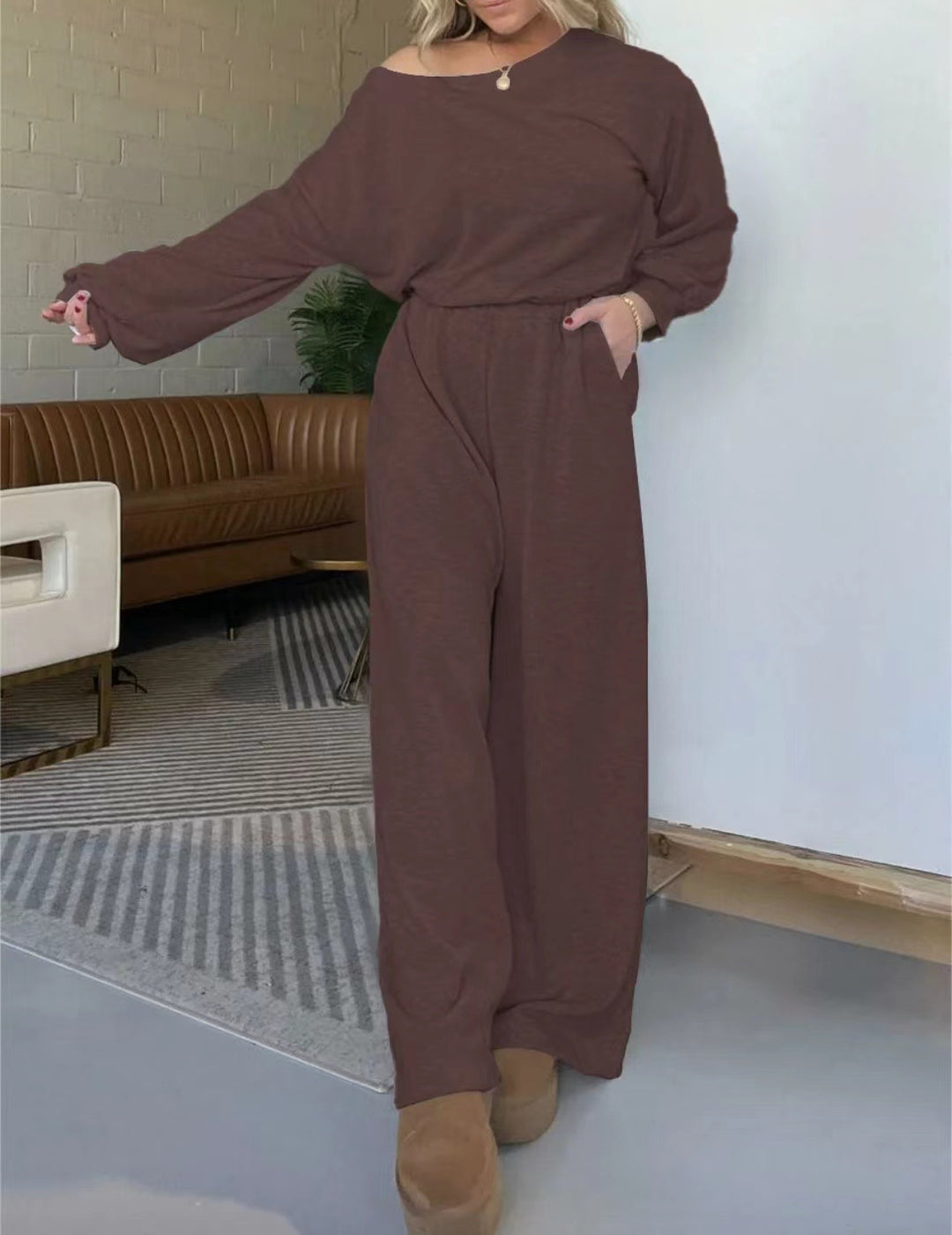 Kvinnor Bekväm Jumpsuit med Bred Skärning Ben och Djup Urringning Mirla-Eva Jonsson