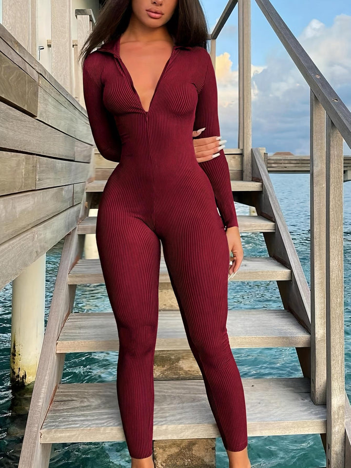 Kvinnor Bodycon Jumpsuit med Djup Halsringning och Texturerad Design Mirla-Eva Jonsson