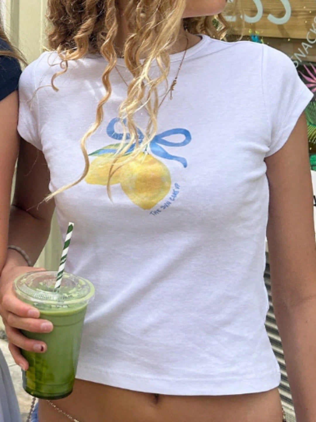 Kvinnor Crop-T-shirt med kreativt fruktmotiv och figurnära snitt Mirla-Eva Jonsson