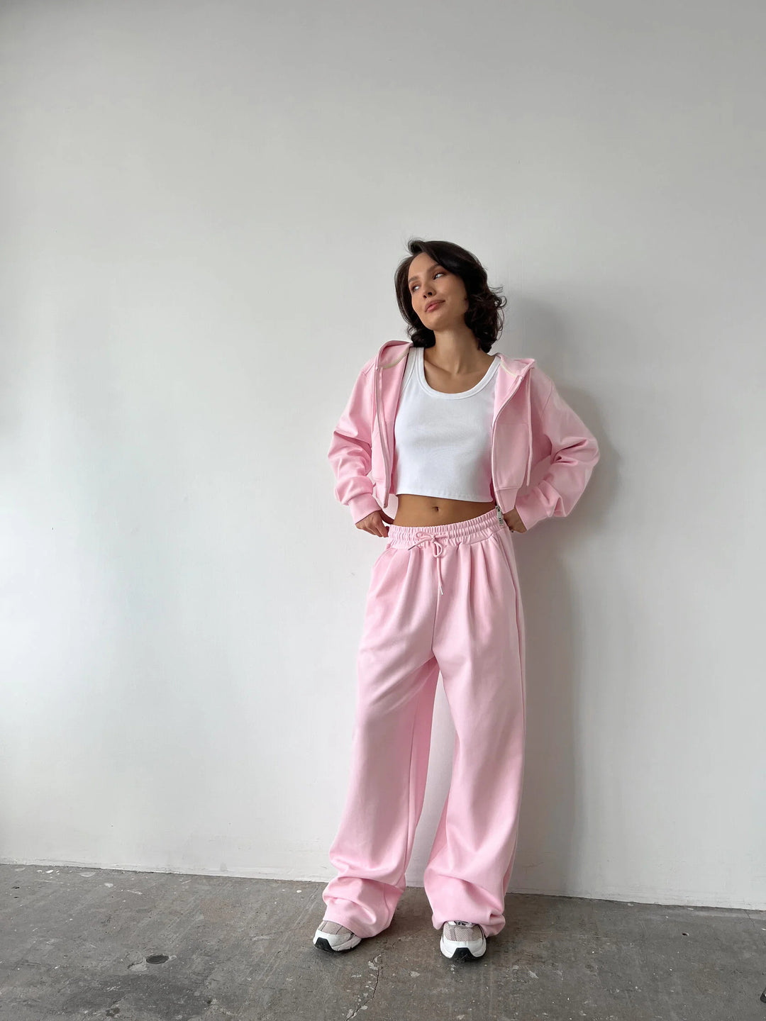 Kvinnor Cropped Hoodie och Vida Joggingbyxor Set Mirla-Eva Jonsson