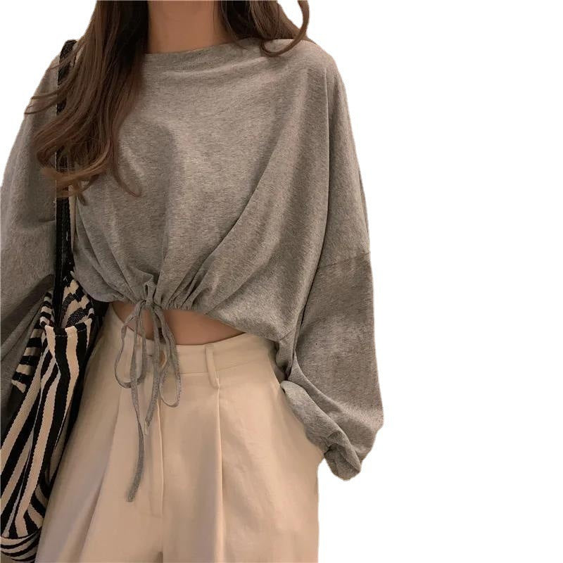 Kvinnor Cropped Sweatshirt med innovativ dragsko och oversized ärmar Mirla-Eva Jonsson