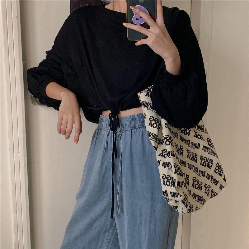 Kvinnor Cropped Sweatshirt med innovativ dragsko och oversized ärmar Mirla-Eva Jonsson