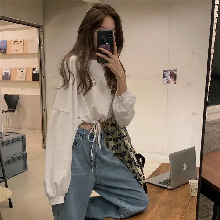Kvinnor Cropped Sweatshirt med innovativ dragsko och oversized ärmar Mirla-Eva Jonsson