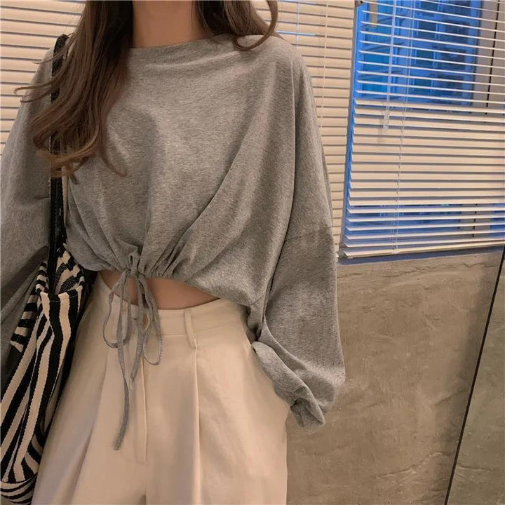 Kvinnor Cropped Sweatshirt med innovativ dragsko och oversized ärmar Mirla-Eva Jonsson