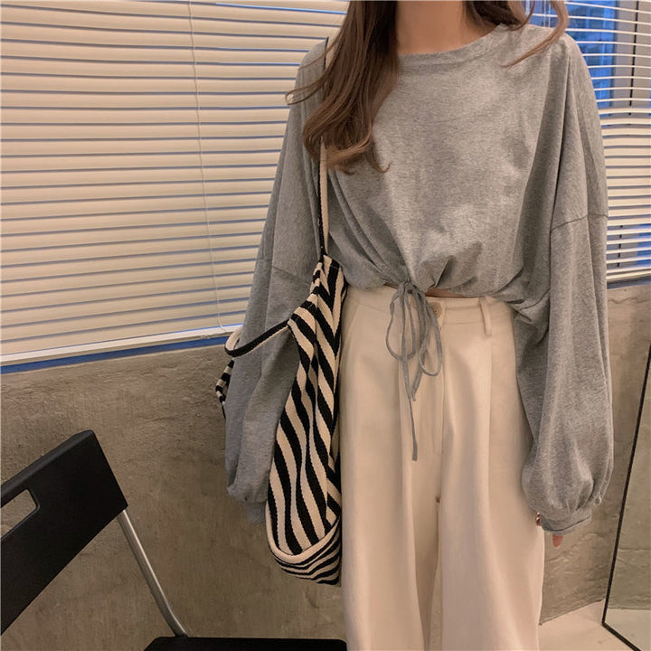 Kvinnor Cropped Sweatshirt med innovativ dragsko och oversized ärmar Mirla-Eva Jonsson