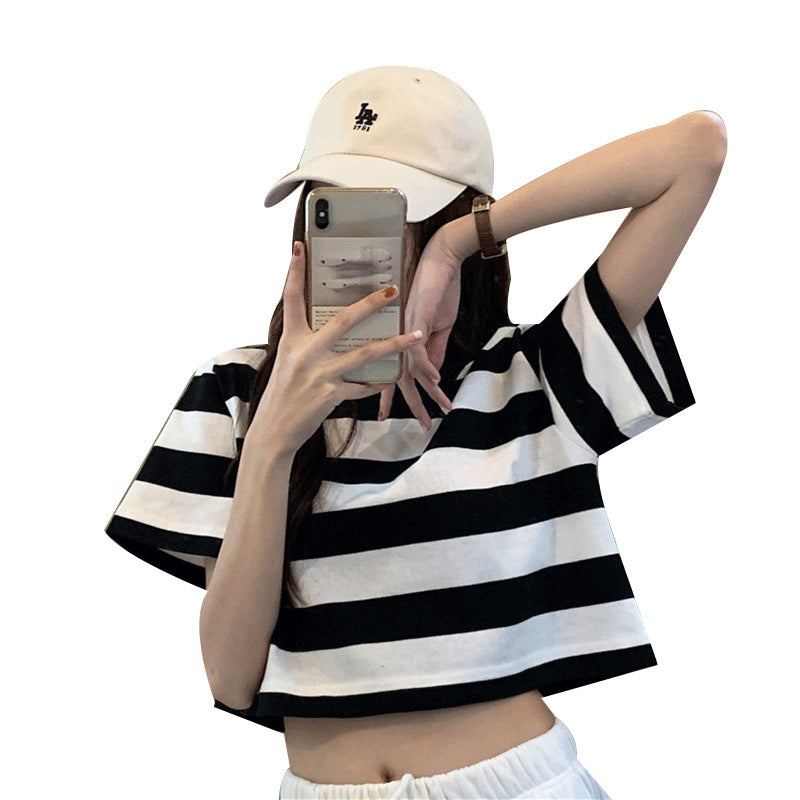 Kvinnor Cropped T-Shirt med Randig Mönster och Avslappnad Snitt Mirla-Eva Jonsson