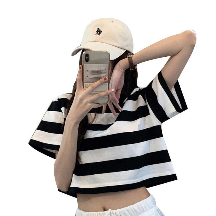 Kvinnor Cropped T-Shirt med Randig Mönster och Avslappnad Snitt Mirla-Eva Jonsson