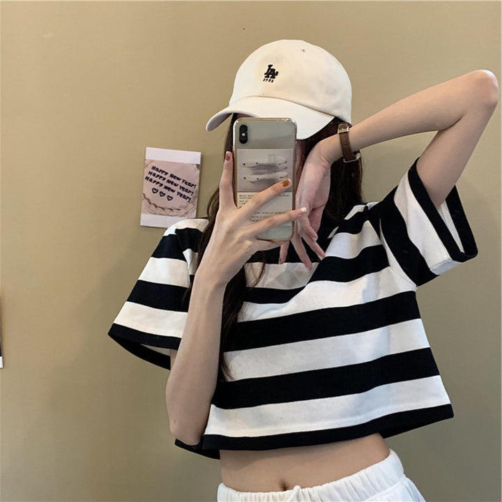 Kvinnor Cropped T-Shirt med Randig Mönster och Avslappnad Snitt Mirla-Eva Jonsson