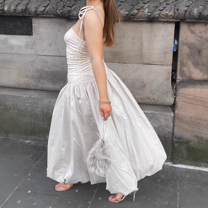 Kvinnor Elegant Aftonklänning med off-shoulder design och flödande kjol Mirla-Eva Jonsson