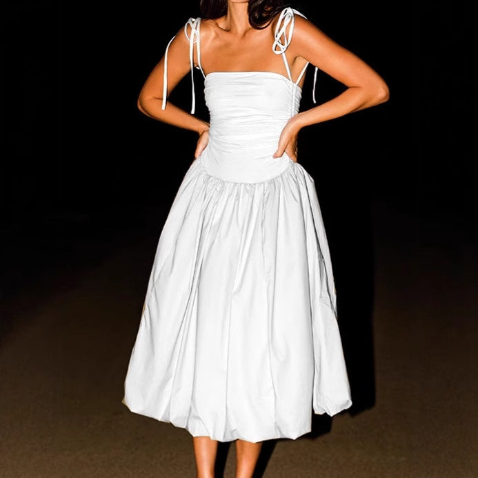 Kvinnor Elegant Aftonklänning med off-shoulder design och flödande kjol Mirla-Eva Jonsson