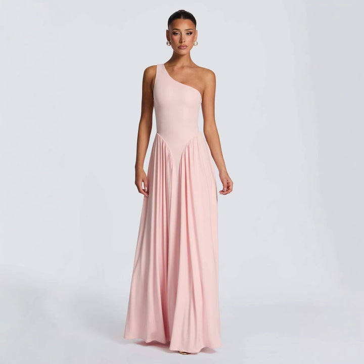 Kvinnor Elegant Asymmetrisk Maxi Klänning med Flödande Kjol och Fina Drapering Detaljer Mirla-Eva Jonsson