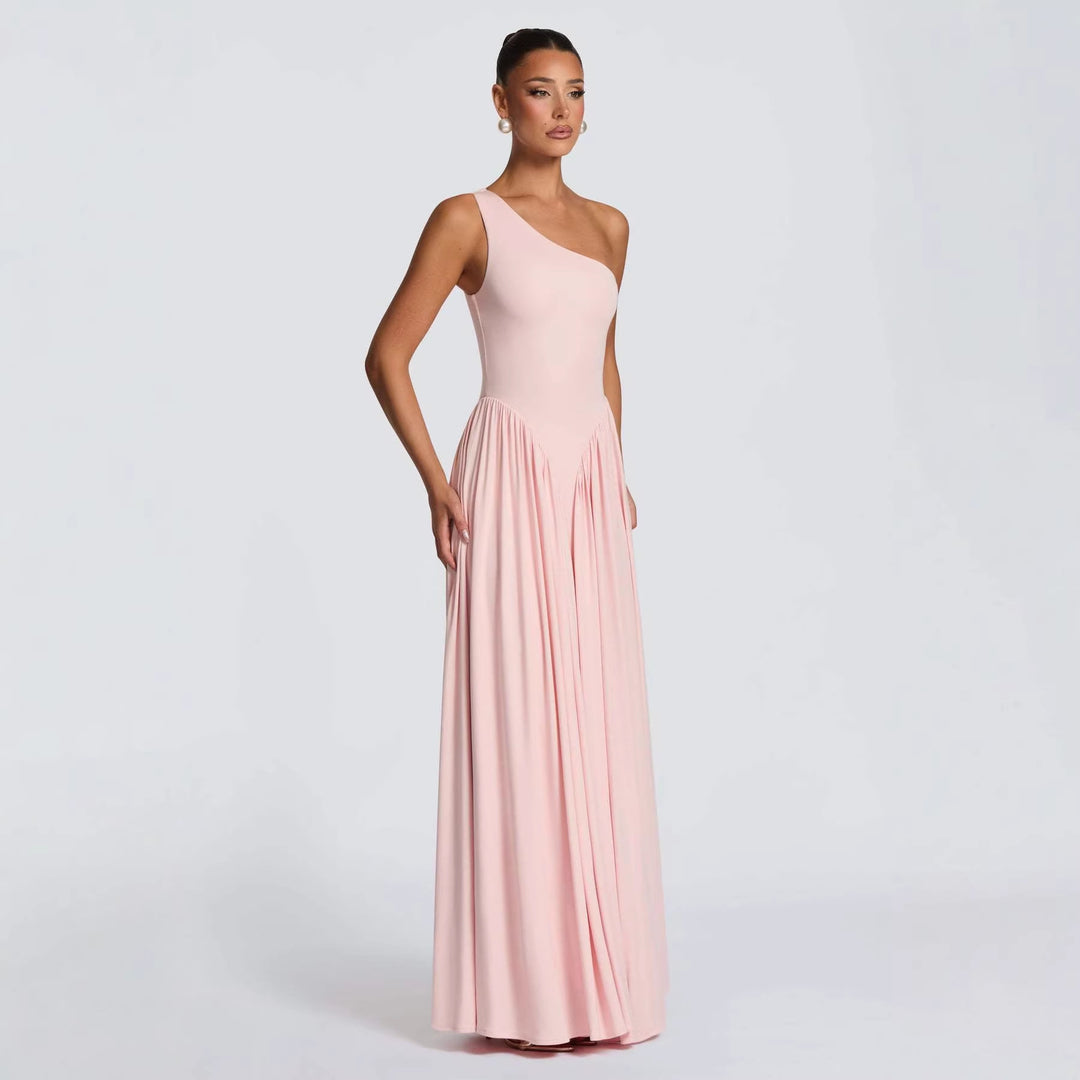 Kvinnor Elegant Asymmetrisk Maxi Klänning med Flödande Kjol och Fina Drapering Detaljer Mirla-Eva Jonsson